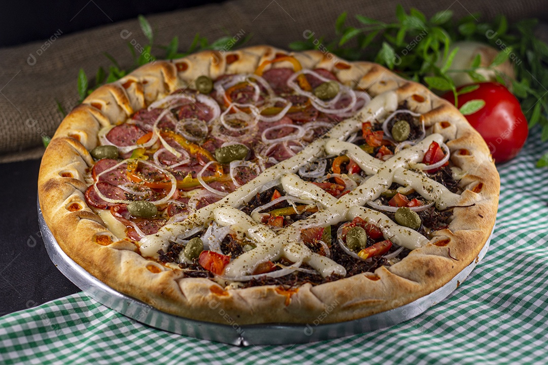 Pizza de calabresa e carne de sol e frango com bordar de cheddar