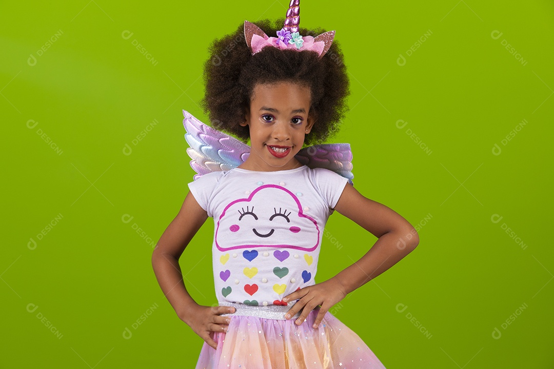 Linda menina feliz e sorridente usando fantasia de carnaval