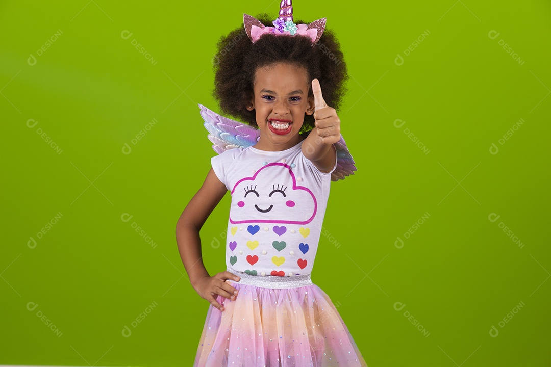 Linda menina feliz e sorridente usando fantasia de carnaval