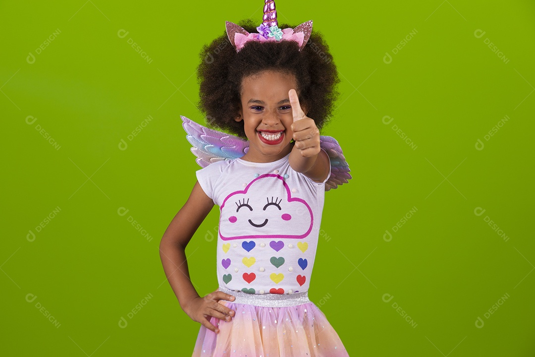 Linda menina feliz e sorridente usando fantasia de carnaval