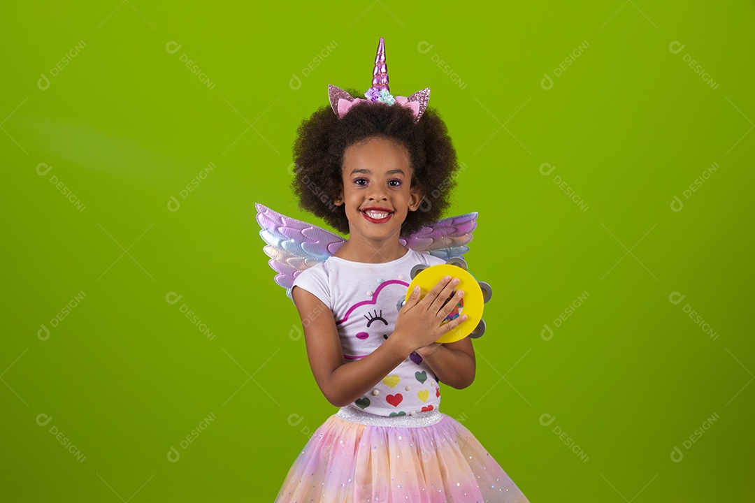 Linda menina feliz e sorridente usando fantasia de carnaval