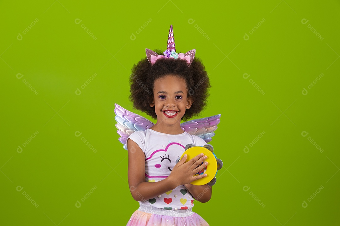 Linda menina feliz e sorridente usando fantasia de carnaval