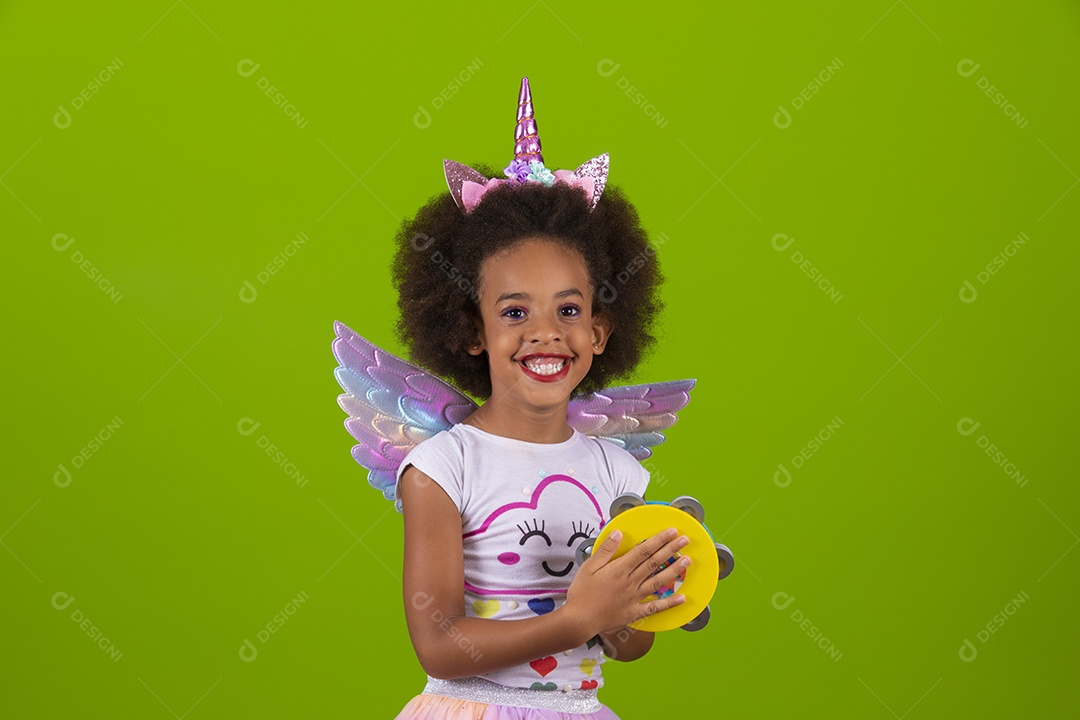 Linda menina feliz e sorridente usando fantasia de carnaval