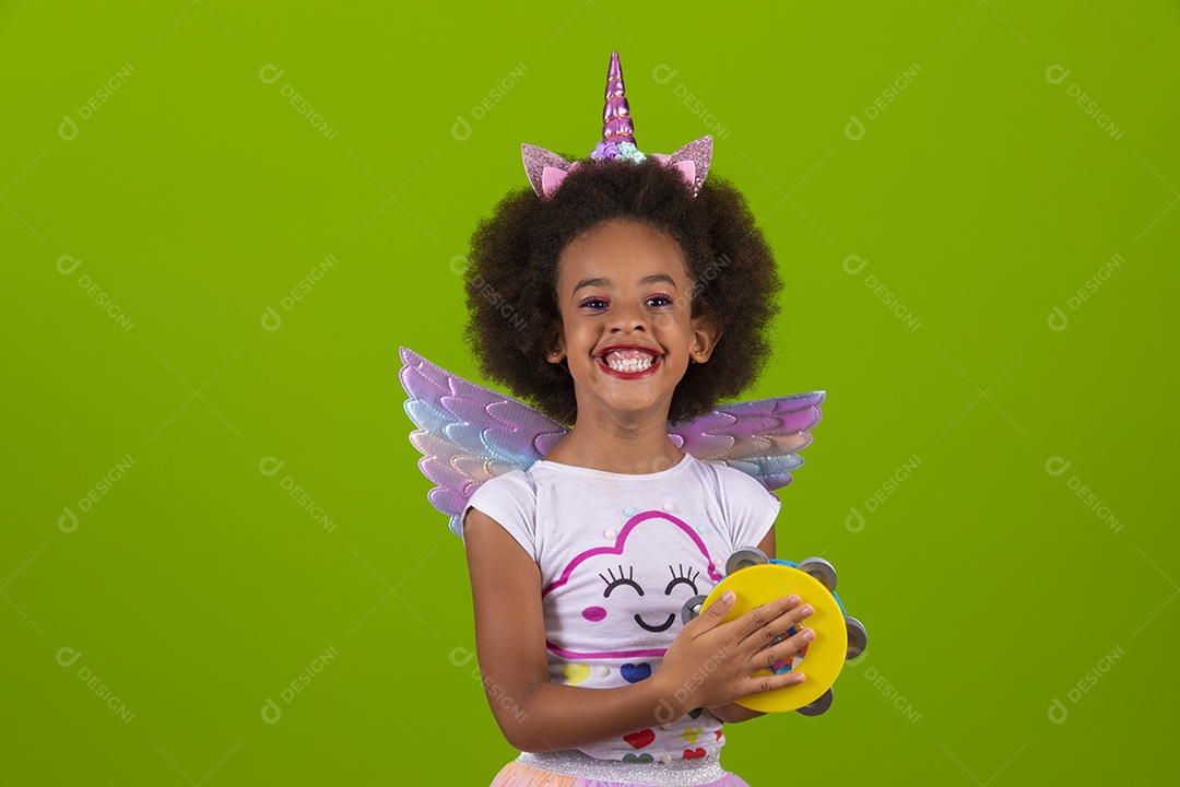 Linda menina feliz e sorridente usando fantasia de carnaval
