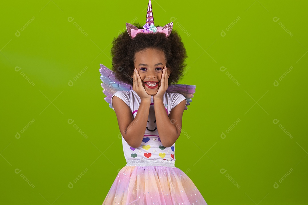 Linda menina feliz e sorridente usando fantasia de carnaval