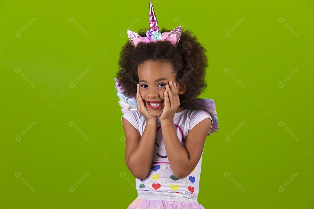 Linda menina feliz e sorridente usando fantasia de carnaval