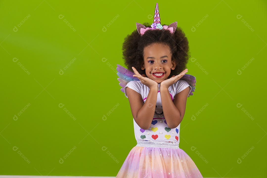 Linda menina feliz e sorridente usando fantasia de carnaval