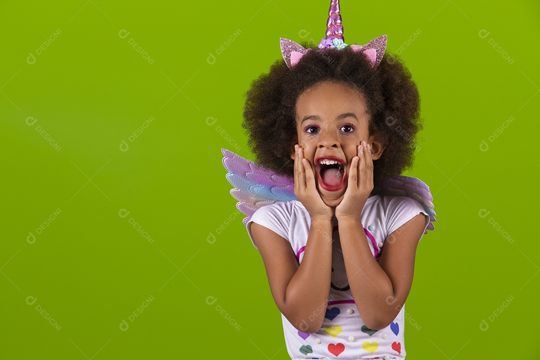Linda menina feliz e sorridente usando fantasia de carnaval