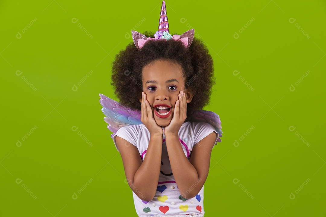 Linda menina feliz e sorridente usando fantasia de carnaval