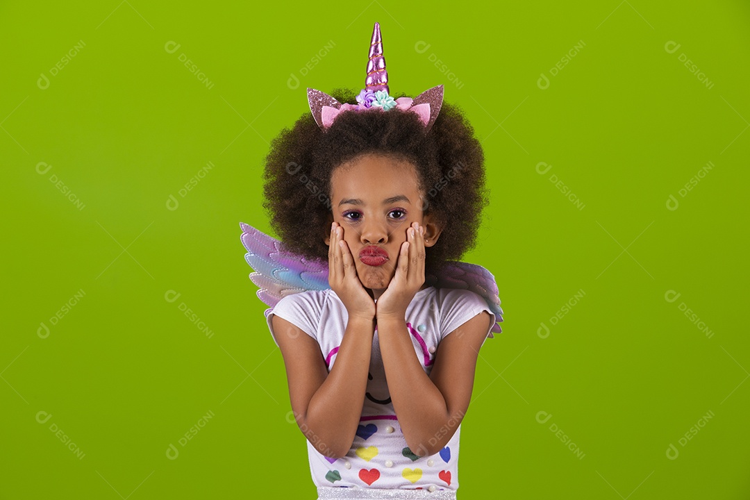 Linda menina feliz e sorridente usando fantasia de carnaval