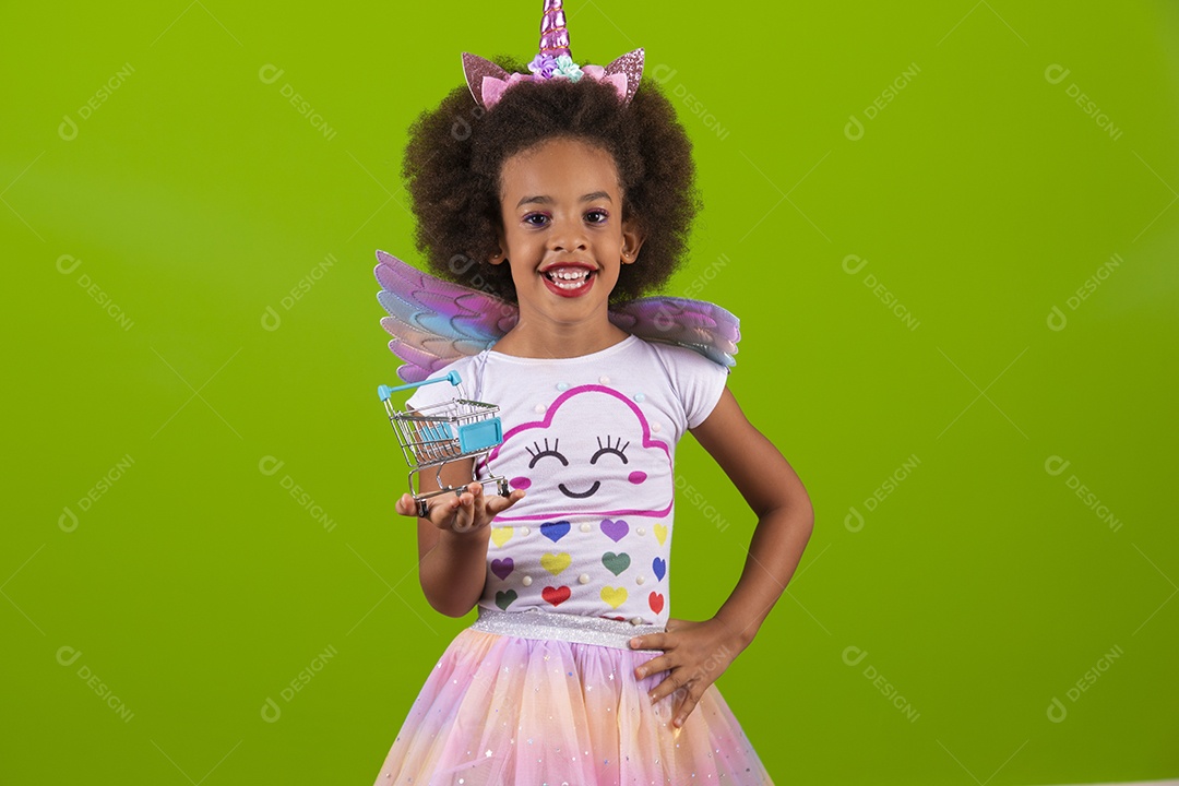 Linda menina feliz e sorridente usando fantasia de carnaval