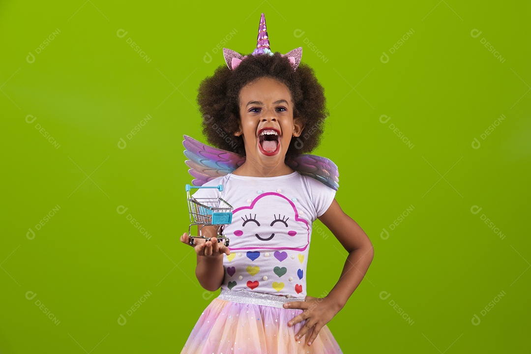 Linda menina feliz e sorridente usando fantasia de carnaval