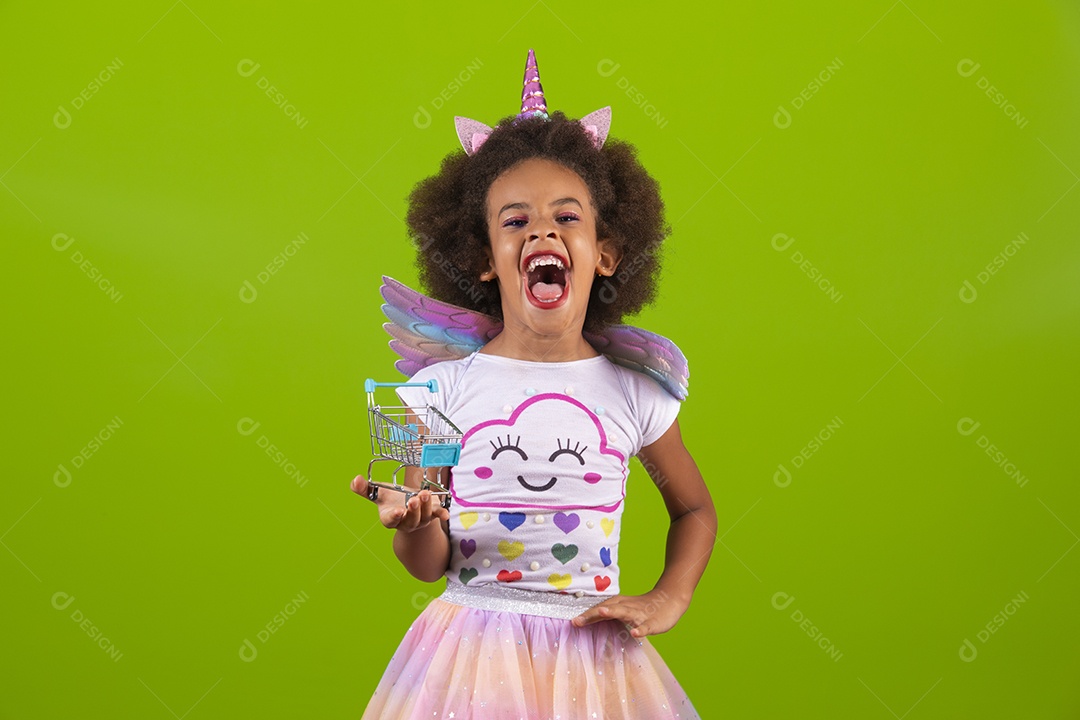 Linda menina feliz e sorridente usando fantasia de carnaval