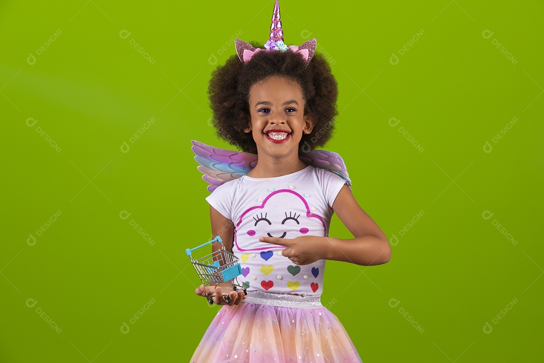 Linda menina feliz e sorridente usando fantasia de carnaval