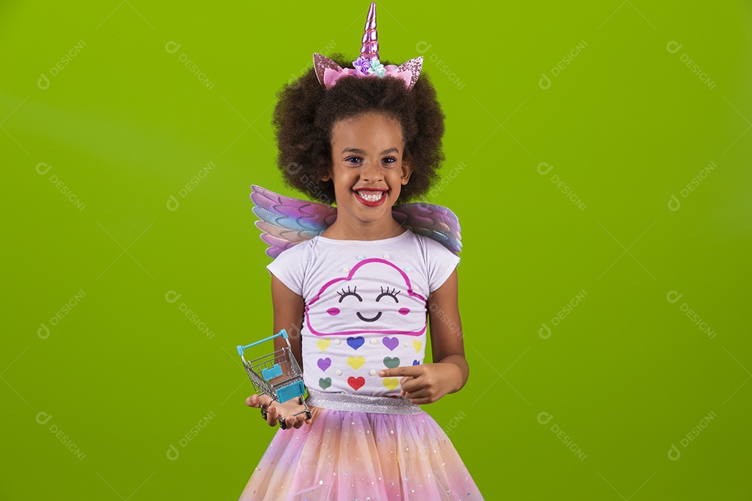 Linda menina feliz e sorridente usando fantasia de carnaval
