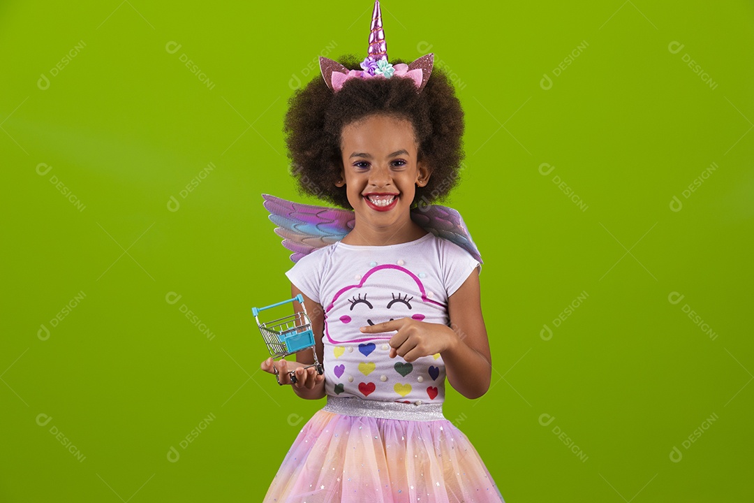 Linda menina feliz e sorridente usando fantasia de carnaval