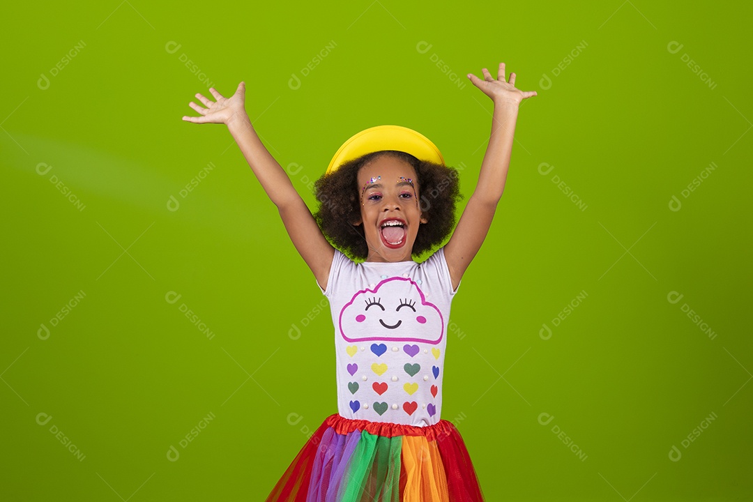 Linda menina feliz e sorridente usando fantasia de carnaval