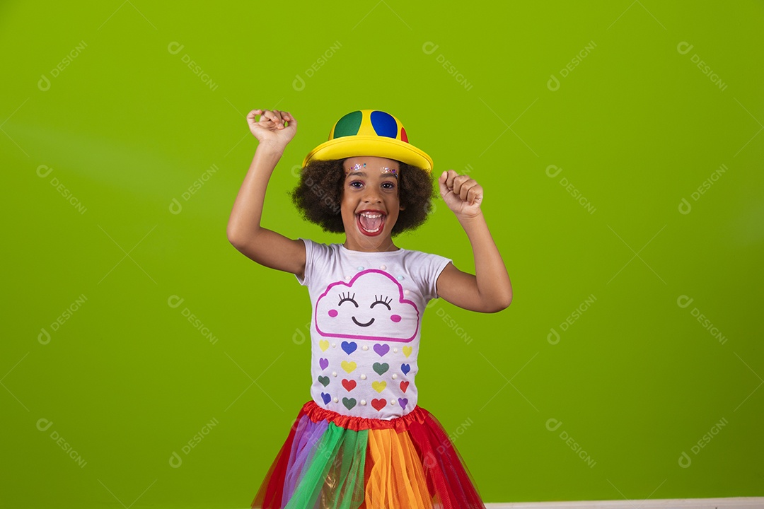 Linda menina feliz e sorridente usando fantasia de carnaval