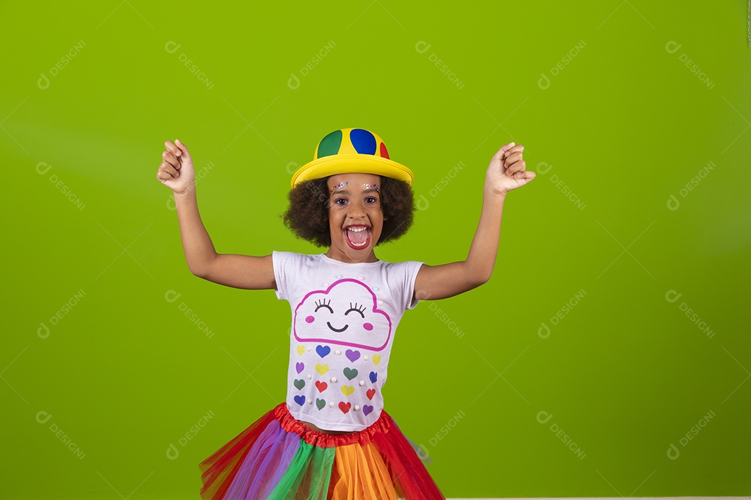 Linda menina feliz e sorridente usando fantasia de carnaval