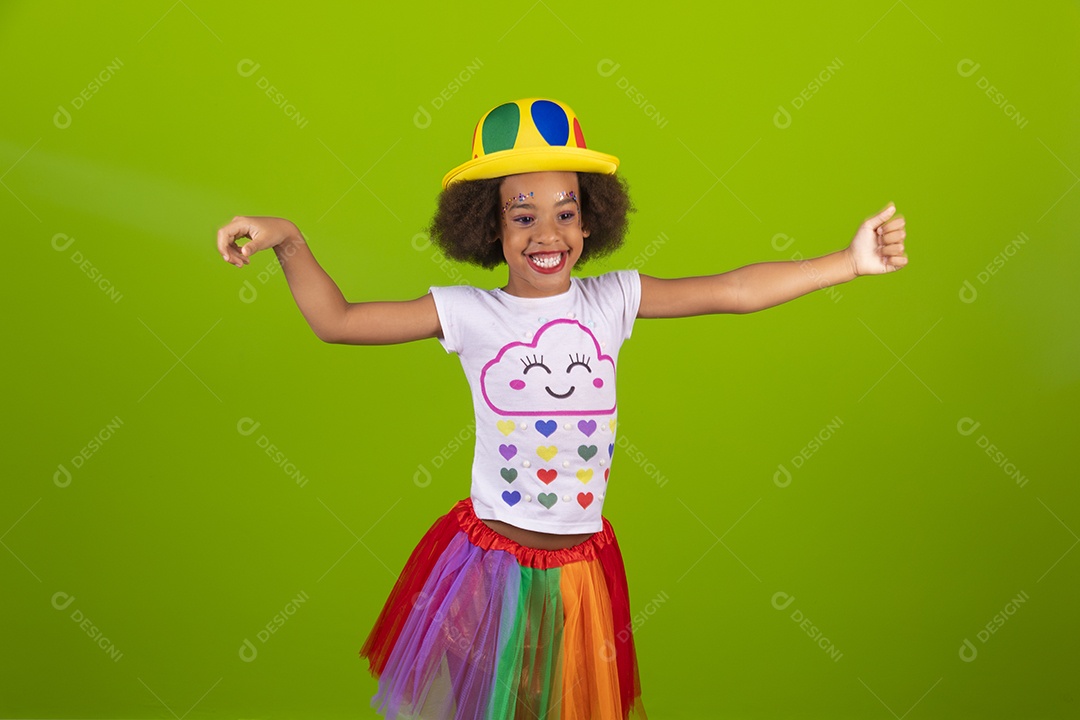 Linda menina feliz e sorridente usando fantasia de carnaval