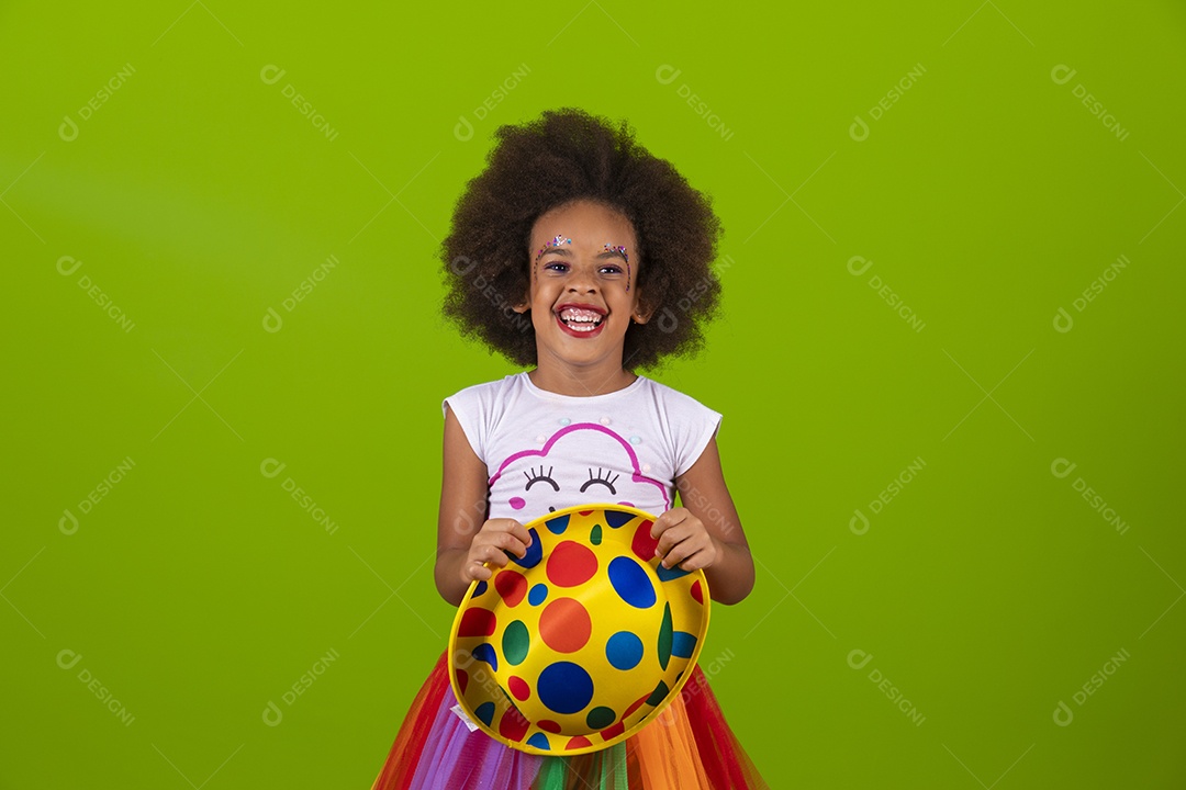 Linda menina feliz e sorridente usando fantasia de carnaval