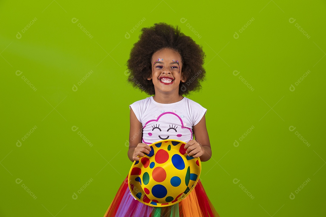 Linda menina feliz e sorridente usando fantasia de carnaval