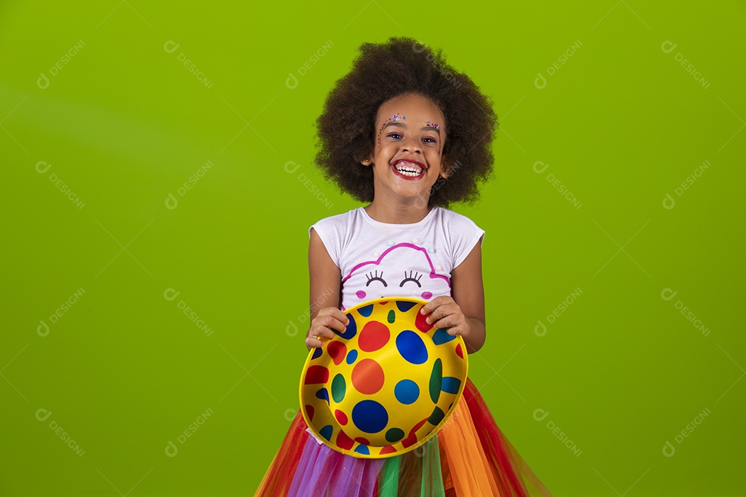 Linda menina feliz e sorridente usando fantasia de carnaval