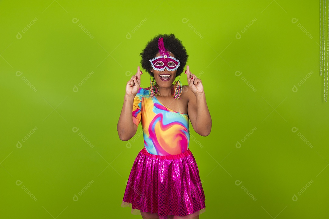 Linda mulher jovem usando fantasia de carnaval sobre fundo isolado