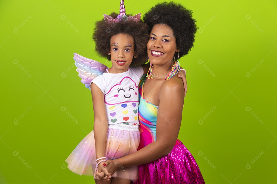 Lindas mulheres jovens mãe e filha usando fantasia de carnaval sobre fundo isolado