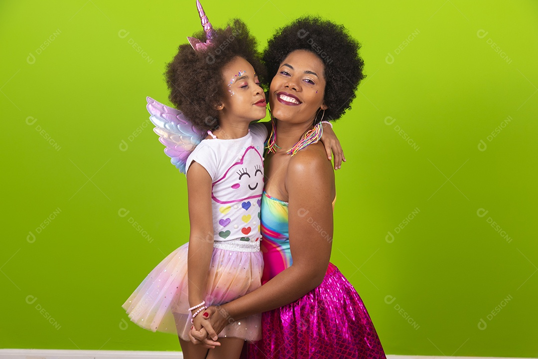 Lindas mulheres jovens mãe e filha usando fantasia de carnaval sobre fundo isolado