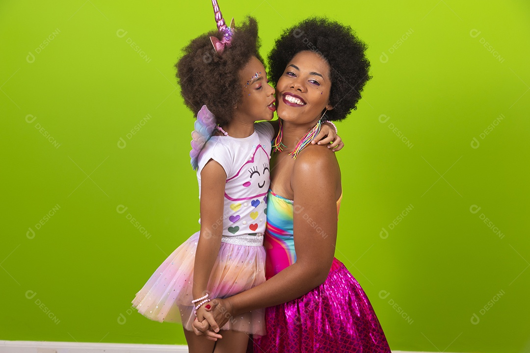 Lindas mulheres jovens mãe e filha usando fantasia de carnaval sobre fundo isolado