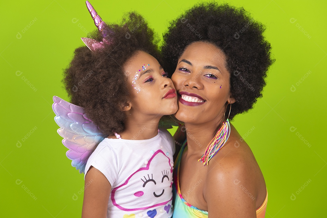 Lindas mulheres jovens mãe e filha usando fantasia de carnaval sobre fundo isolado