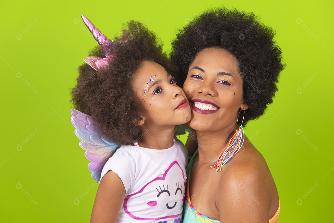 Lindas mulheres jovens mãe e filha usando fantasia de carnaval sobre fundo isolado