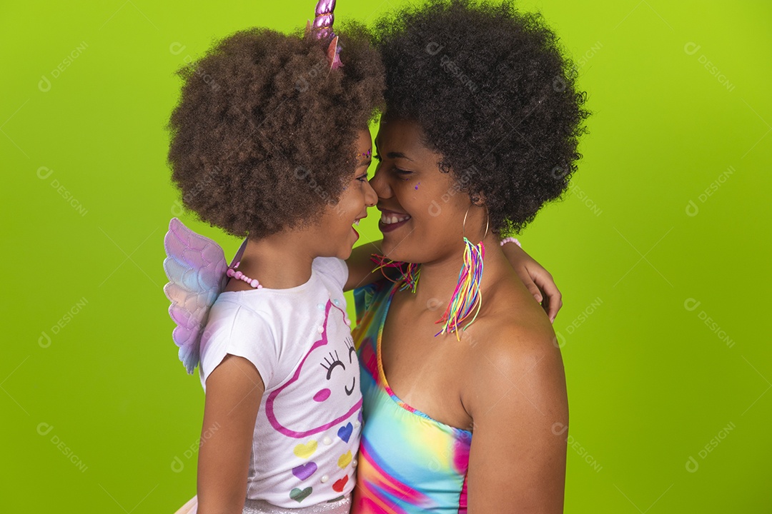 Lindas mulheres jovens mãe e filha usando fantasia de carnaval sobre fundo isolado