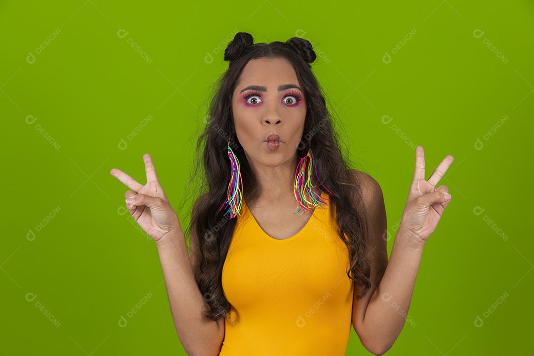 Linda mulher jovem garota sobre fundo isolado