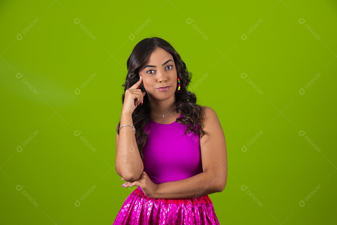 Linda mulher jovem garota sobre fundo isolado