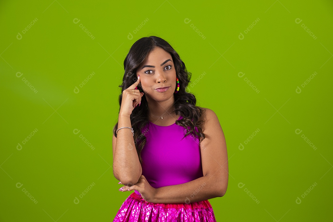 Linda mulher jovem garota sobre fundo isolado