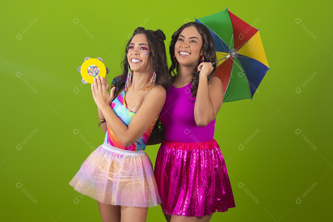 Lindas mulheres jovens usando fantasia de carnaval sobre fundo isolado