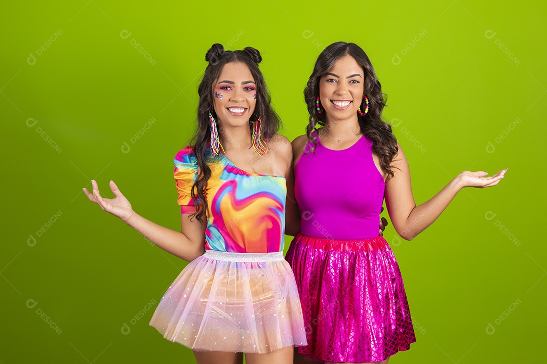 Lindas mulheres jovens usando fantasia de carnaval sobre fundo isolado