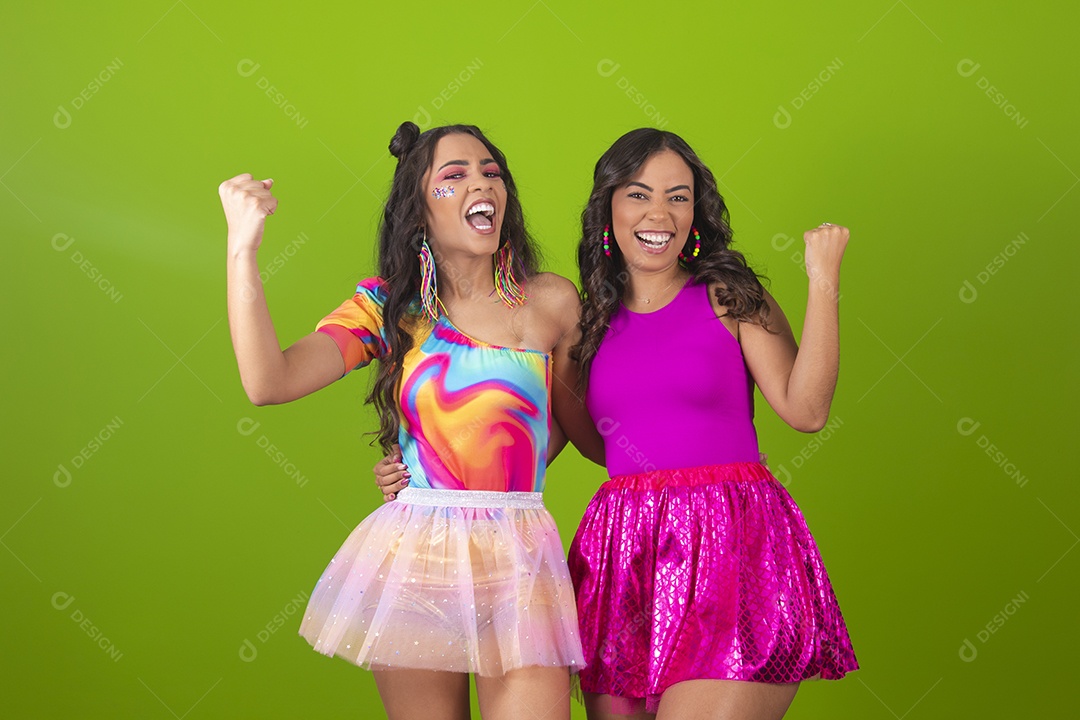 Lindas mulheres jovens usando fantasia de carnaval sobre fundo isolado