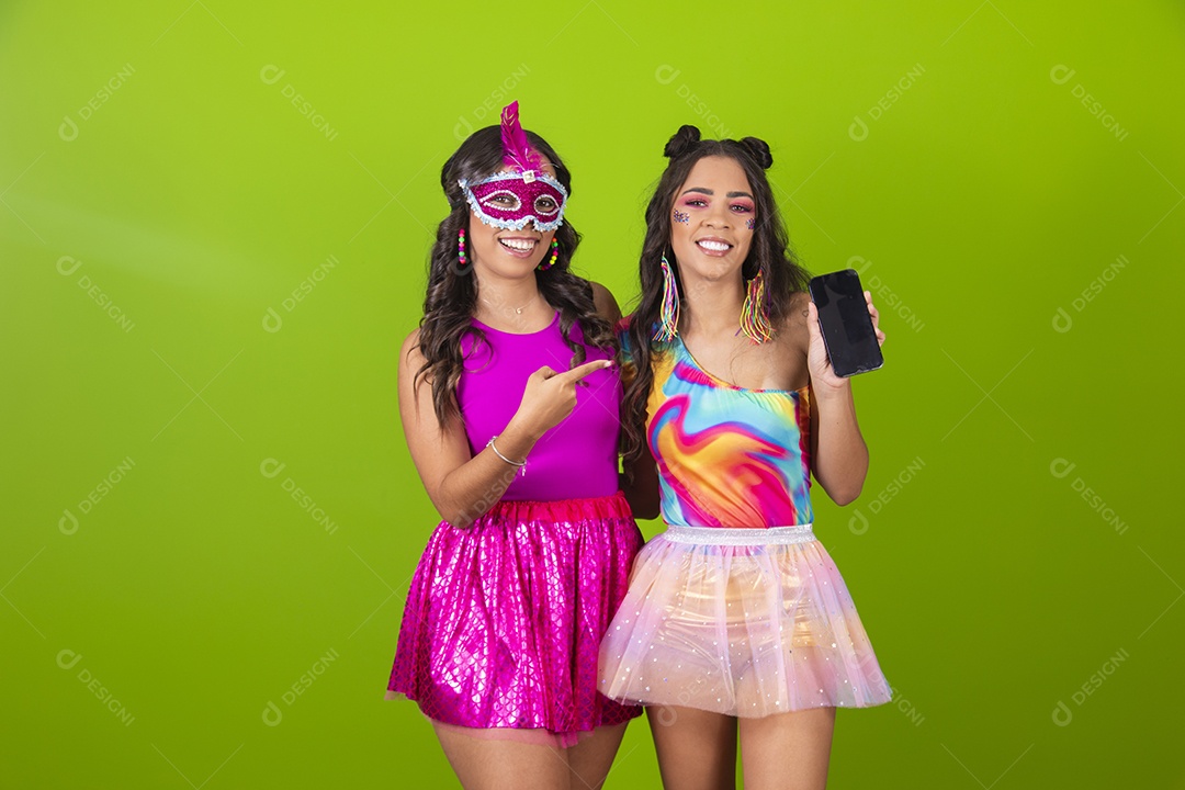 Lindas mulheres jovens usando fantasia de carnaval sobre fundo isolado