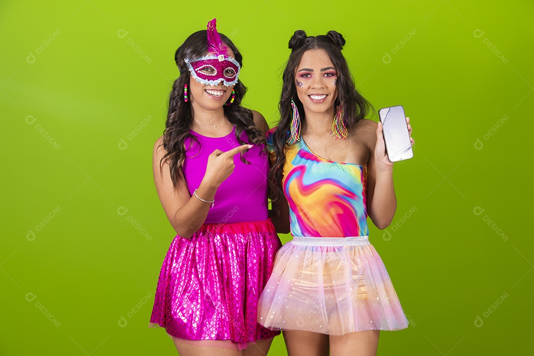 Lindas mulheres jovens usando fantasia de carnaval sobre fundo isolado