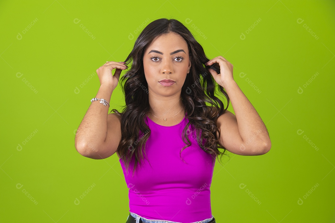 Linda mulher jovem garota sobre fundo isolado