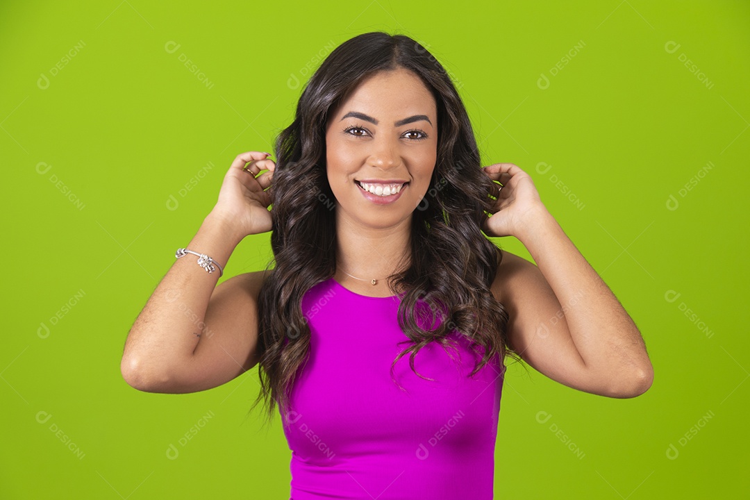 Linda mulher jovem garota sobre fundo isolado