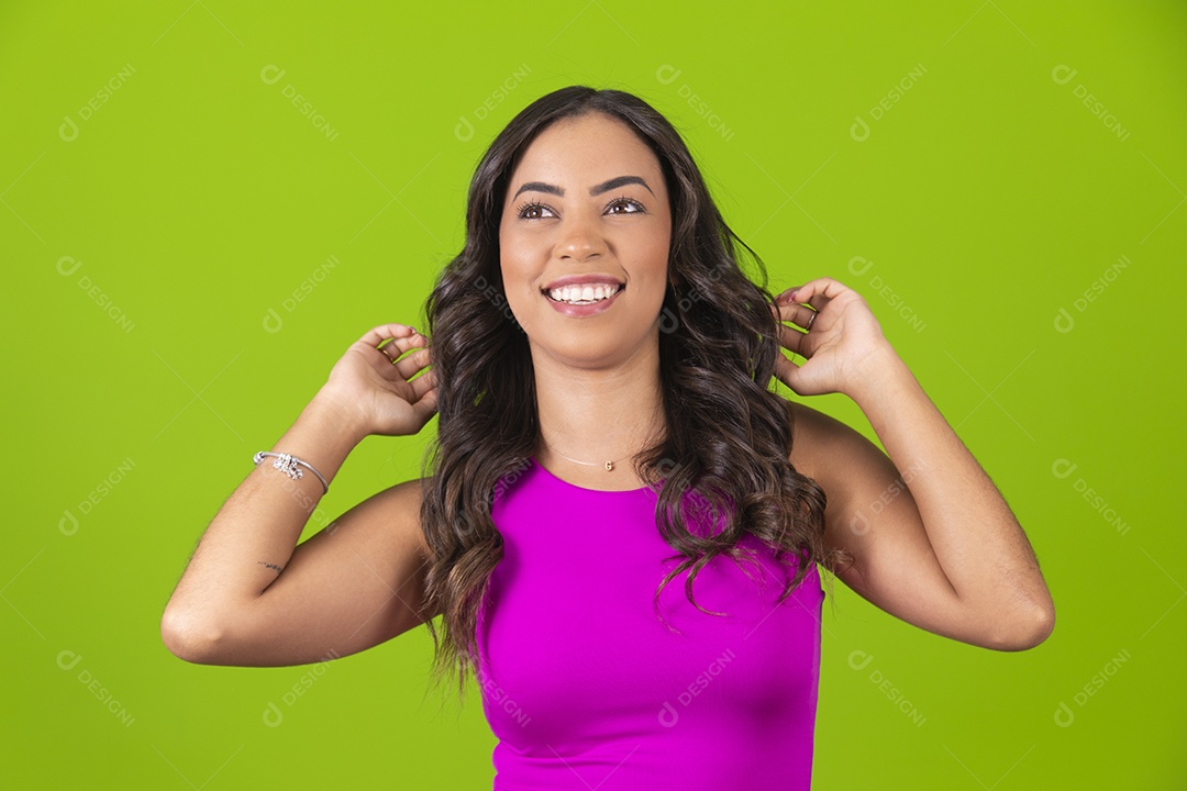 Linda mulher jovem garota sobre fundo isolado