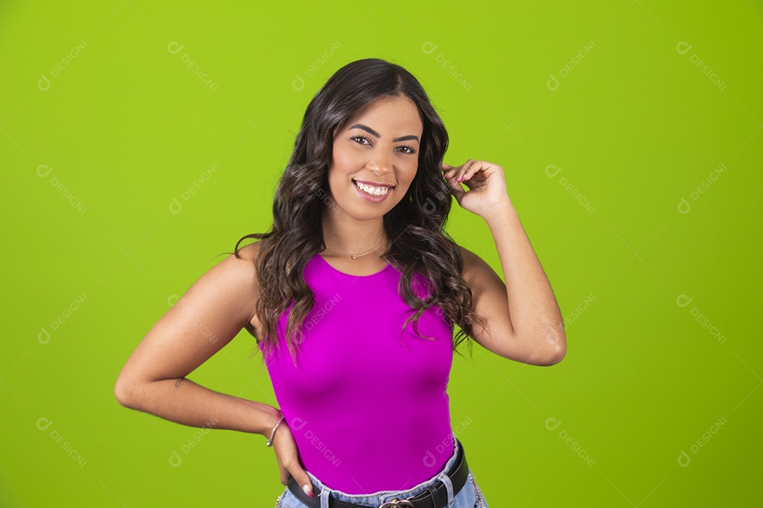 Linda mulher jovem garota sobre fundo isolado