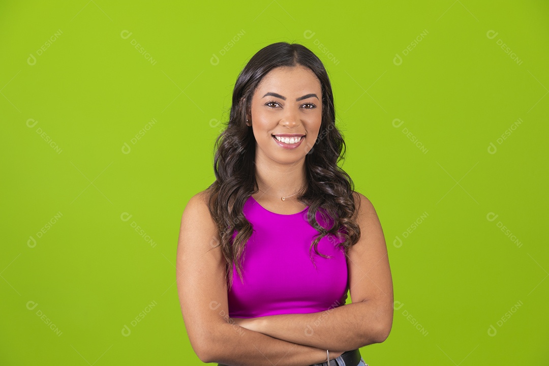 Linda mulher jovem garota sobre fundo isolado