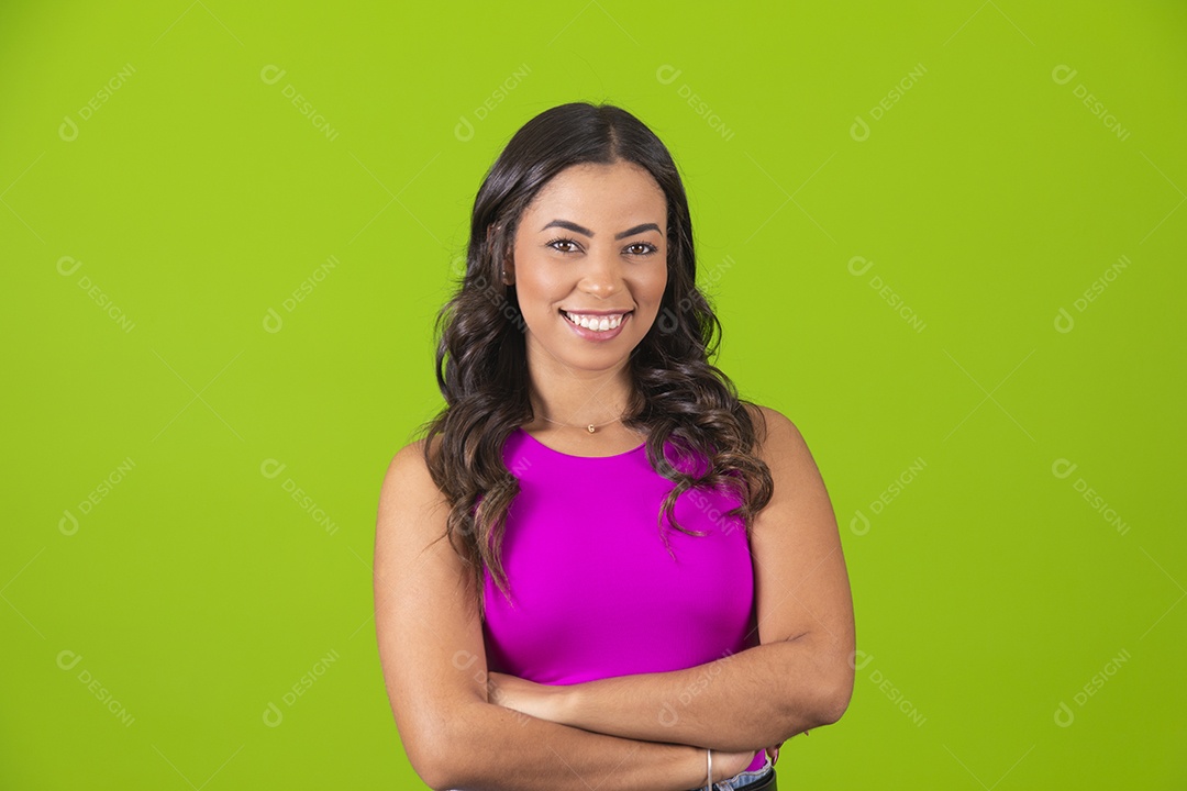 Linda mulher jovem garota sobre fundo isolado