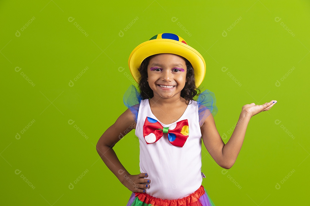 Linda menina feliz e sorridente usando fantasia de carnaval