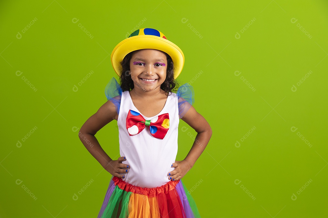 Linda menina feliz e sorridente usando fantasia de carnaval